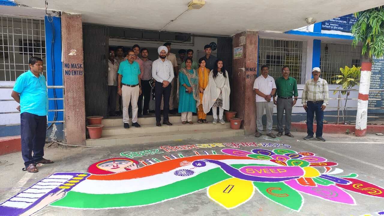 मतदाता जागरूकता को लेकर बनायी गयी रंगोली