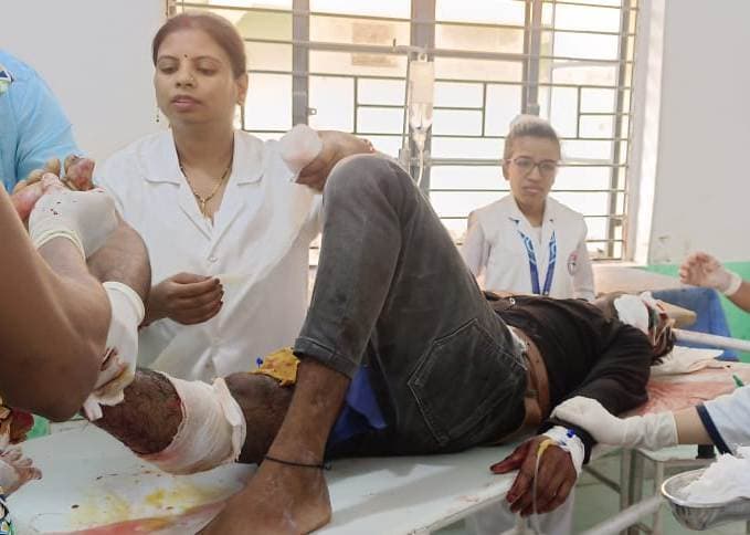 अनाज लदे मालवाहक वाहन के टक्कर से बाइक सवार युवक जख्मी, रेफर