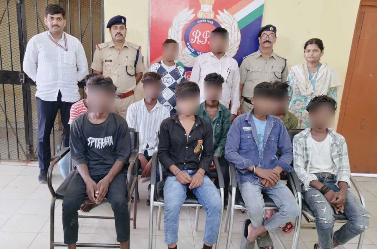 रेलवे स्टेशन पर आठ किशोरों के साथ दो मानव तस्कर गिरफ्तार