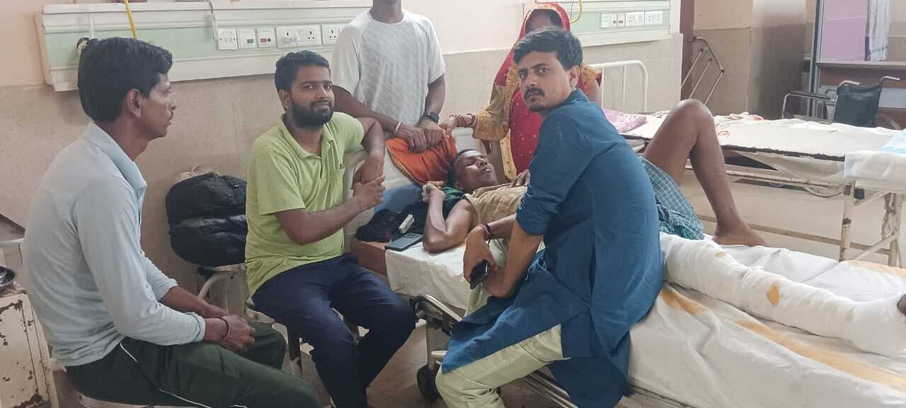 सड़क दुर्घटना में पशु चिकित्सालय का कर्मी घायल