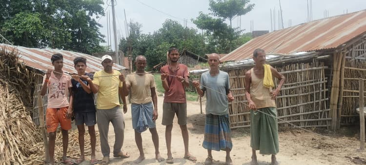 सड़क किनारे पोल व तार जर्जर, बड़े हादसे की आशंका