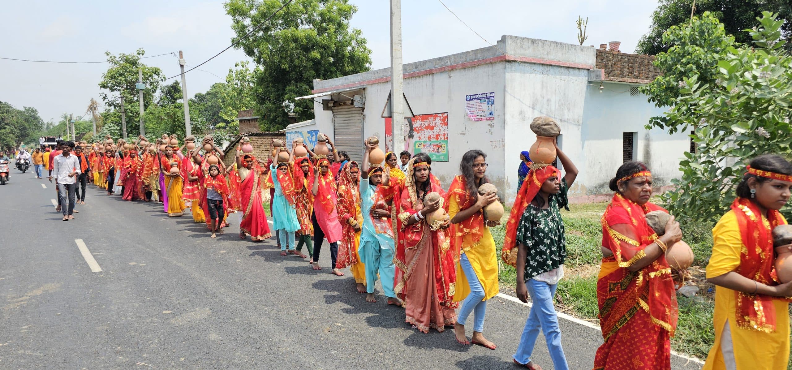मां काली प्रतिमा की प्राण प्रतिष्ठा के लिए निकाली गयी कलश यात्रा