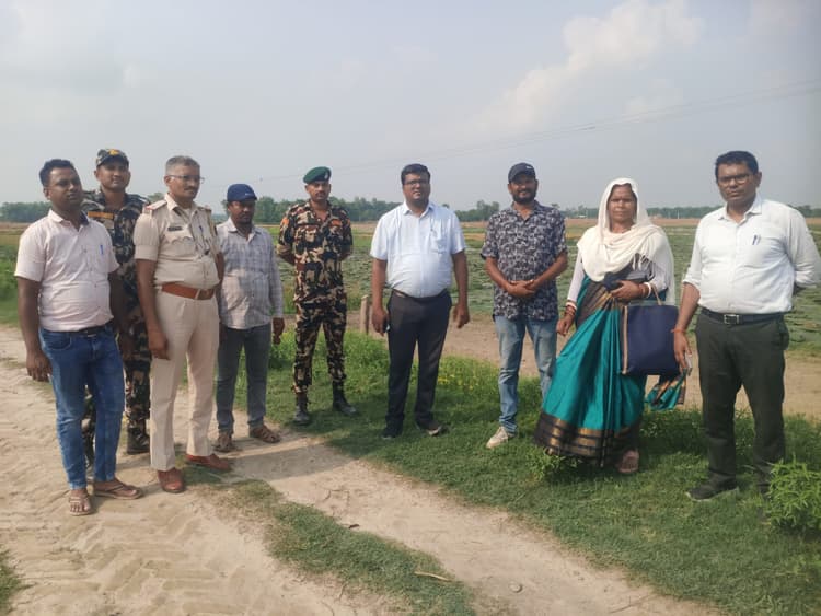 दंडाधिकारी ने पीड़ित को जमीन पर दिलाया दखल कब्जा