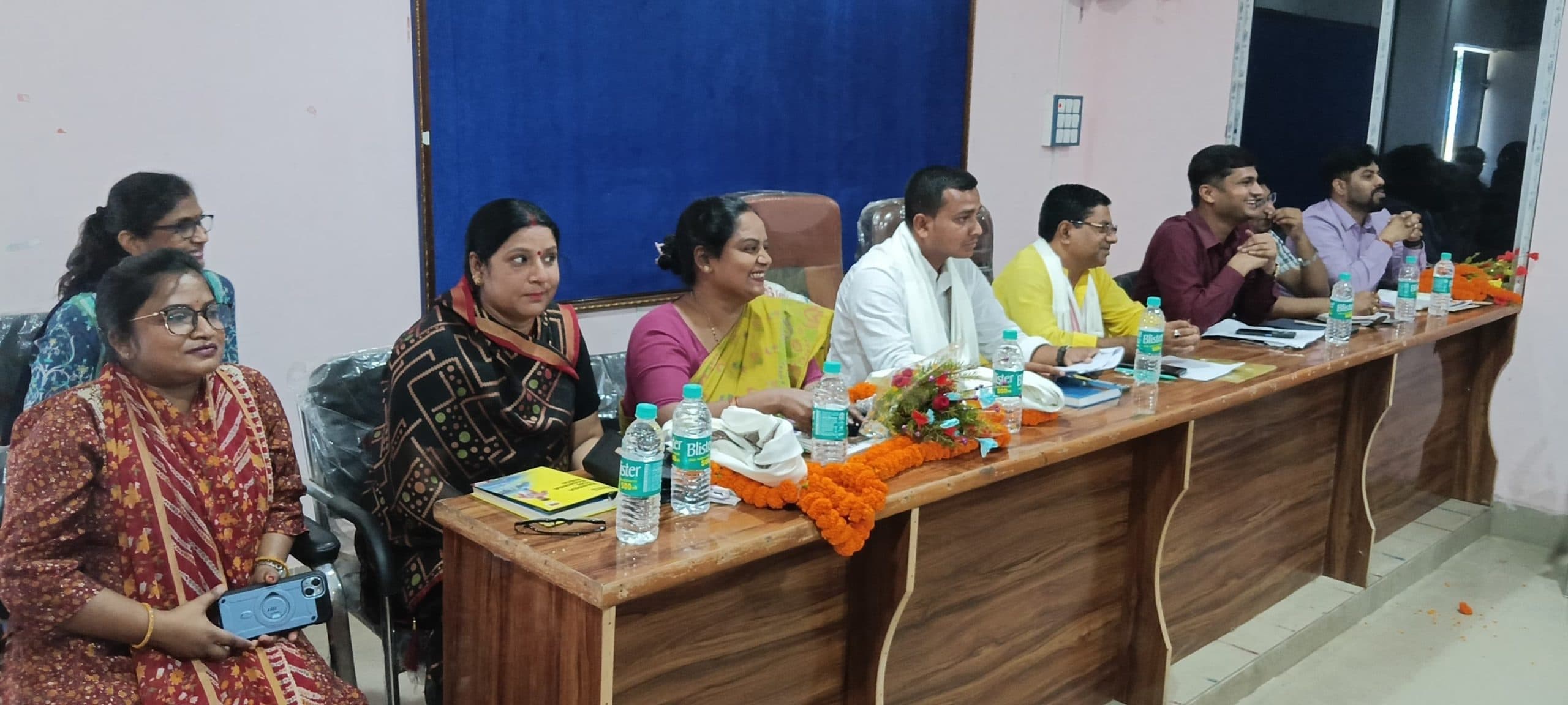 गोपनीय बैठक होने की बात कह कर मीडिया कर्मियों को निकाला बाहर