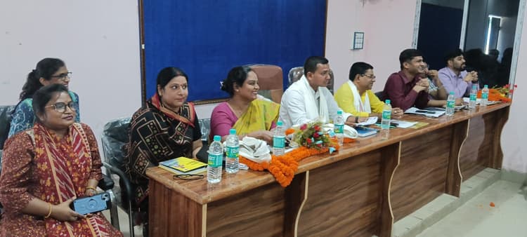 गोपनीय बैठक होने की बात कह कर मीडिया कर्मियों को निकाला बाहर