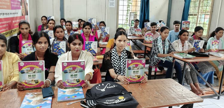 कौशल विकास केन्द्र में प्रशिणार्थी को दिया गया पुस्तक