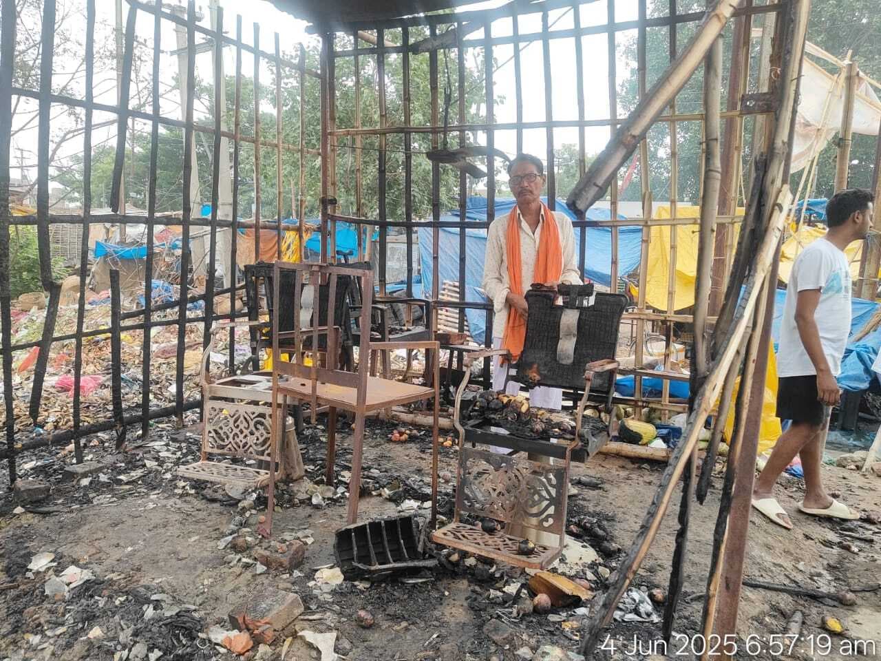 गौरीचक बाजार में दो दुकानों में लगी आग, लाखों का नुकसान