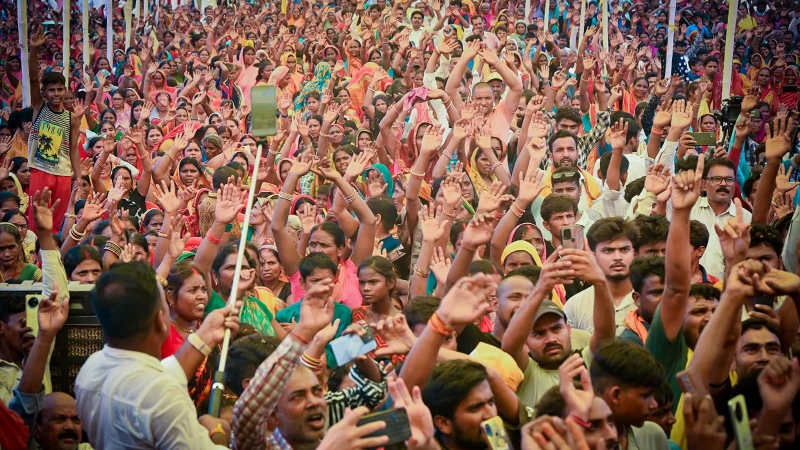 सात दिवसीय महायज्ञ के दौरान रासलीला में उमड़ रही भीड़