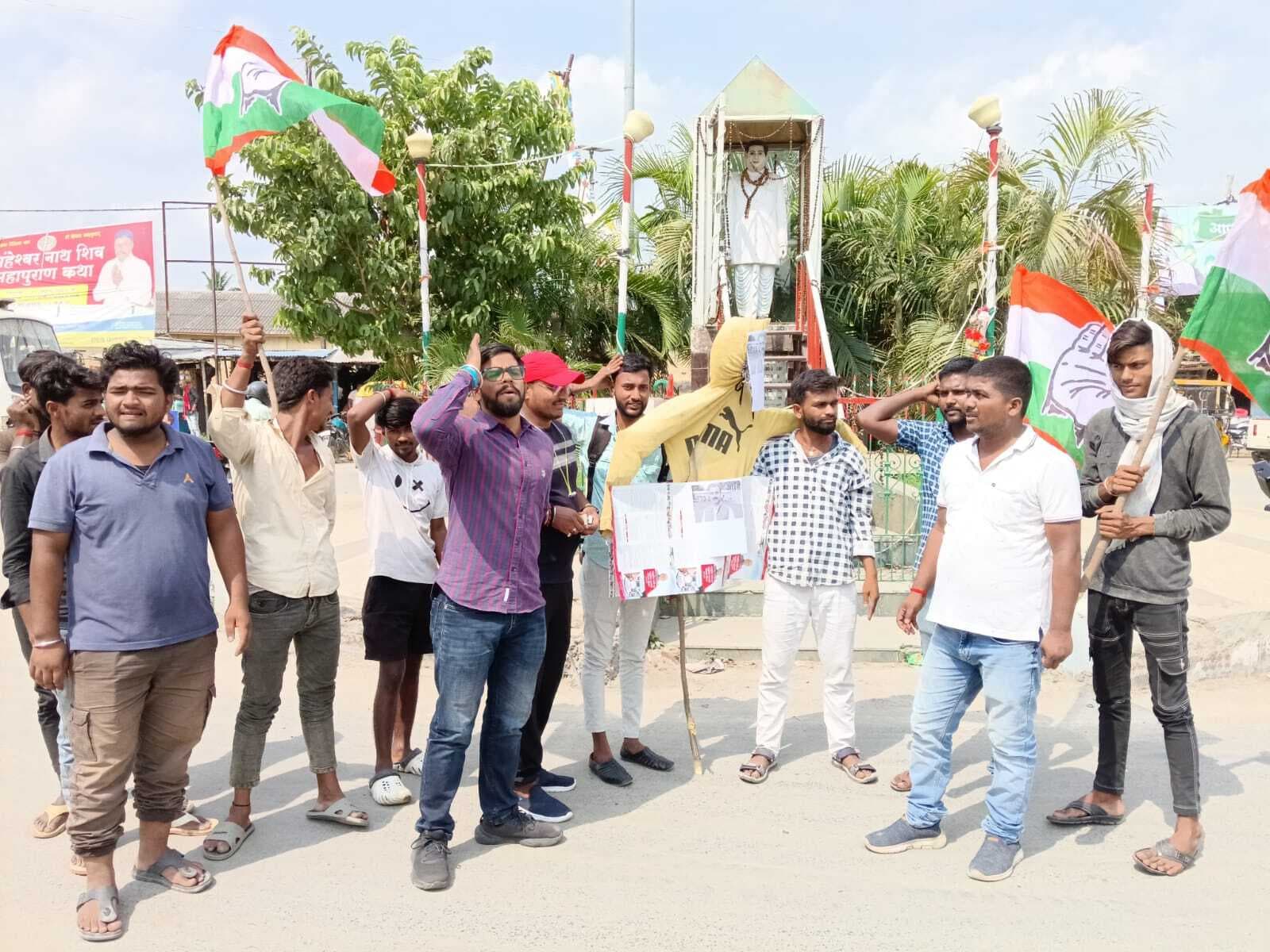 रेप मामले में युवा कांग्रेस ने स्वास्थ्य मंत्री व मुख्यमंत्री का फूंका पुतला