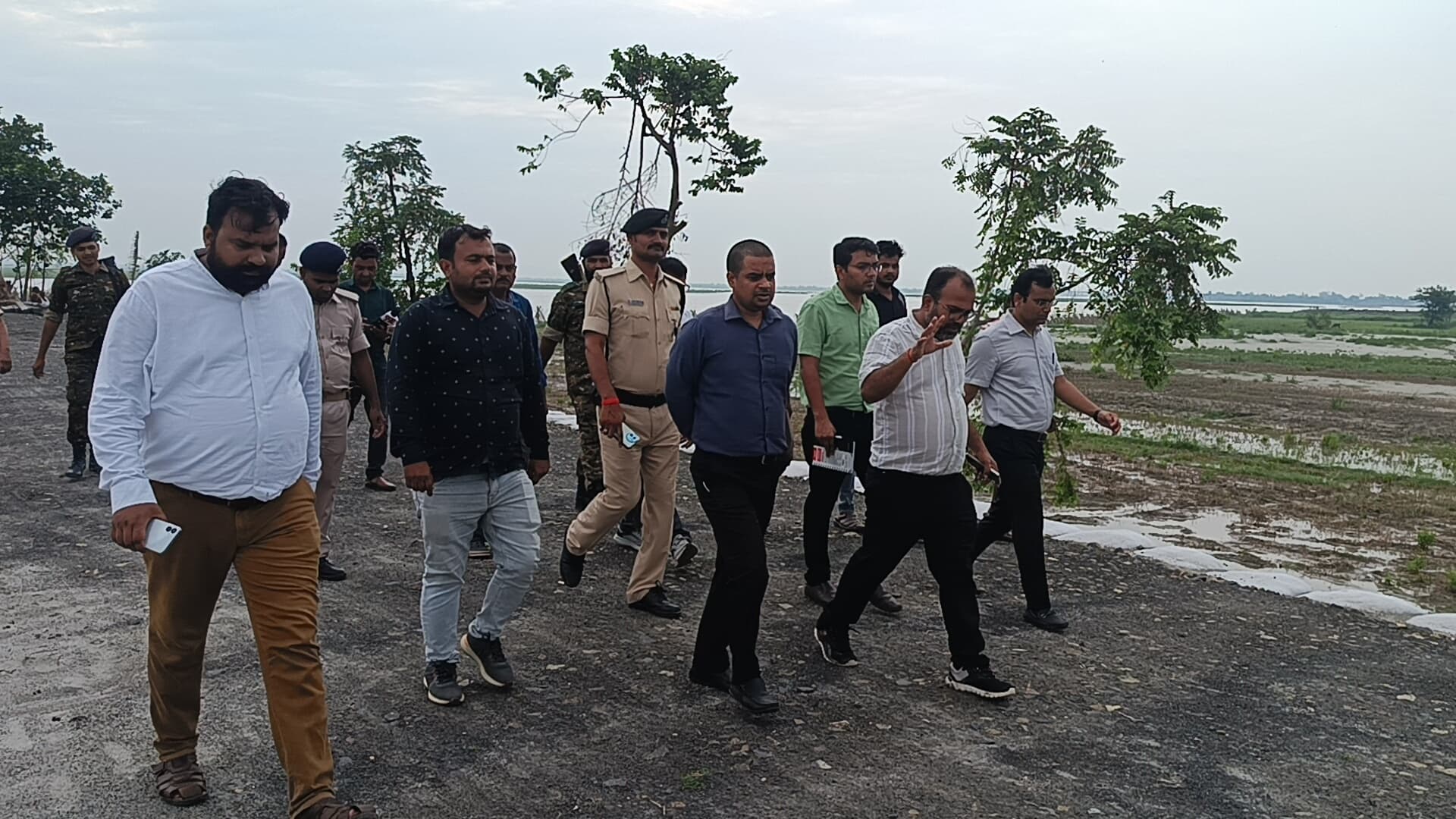 डीएम ने पूर्वी कोसी तटबंध के स्परों का किया निरीक्षण, बाढ़ पूर्व तैयारियों की समीक्षा