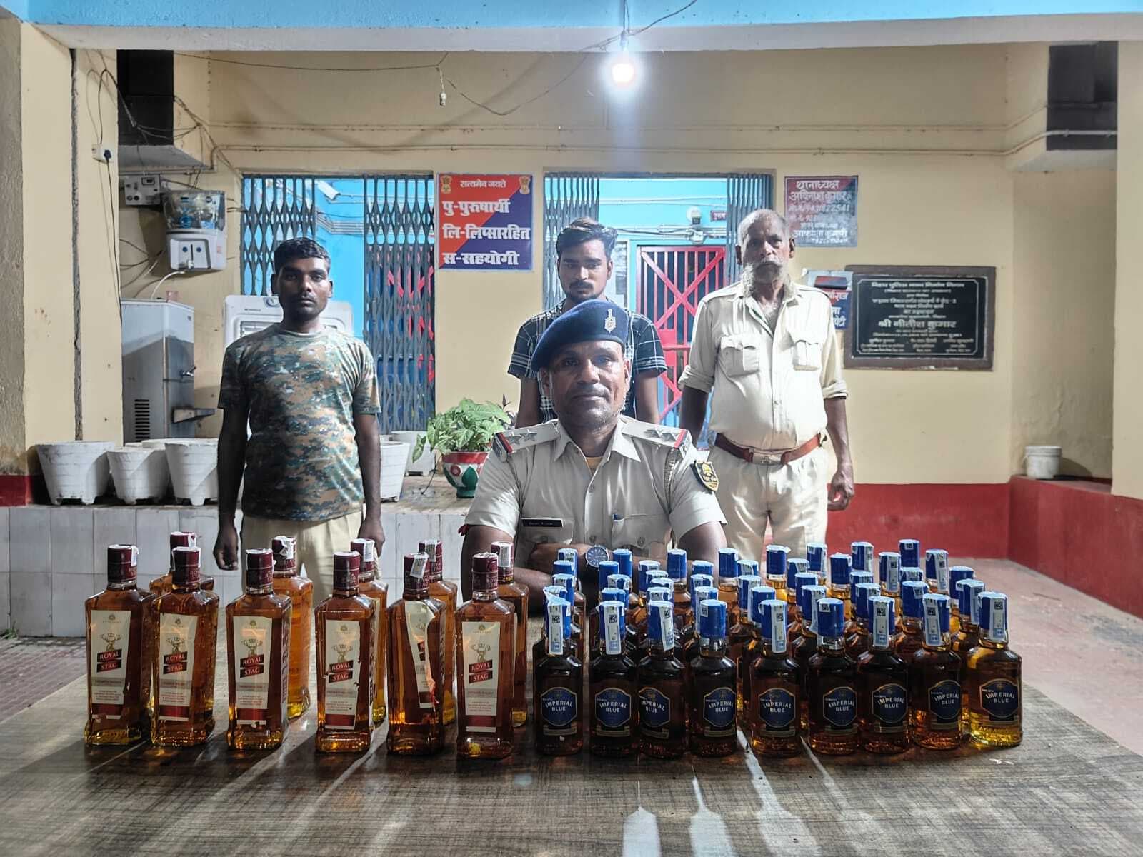 ऑटो सवार तस्कर 12 लीटर विदेशी शराब के साथ गिरफ्तार