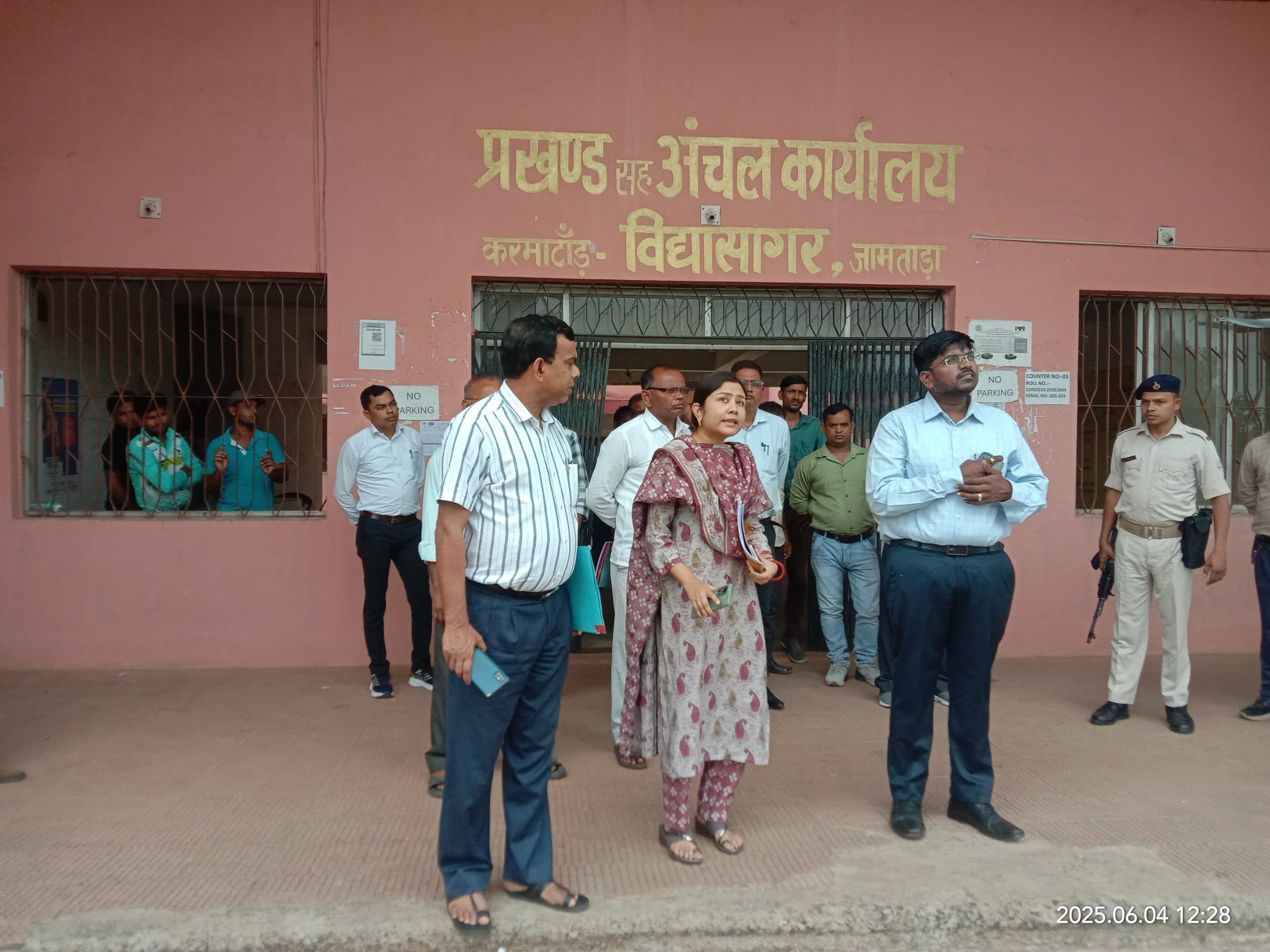 समाज के अंतिम व्यक्ति तक पहुंचायें योजनाओं का लाभ : डीसी