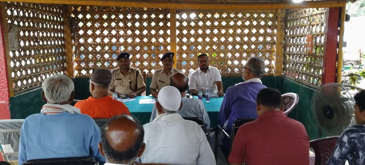 बकरीद को लेकर थाना परिसर में हुई शांति समिति की बैठक, सौहार्दपूर्ण माहौल में पर्व मनाने की अपील