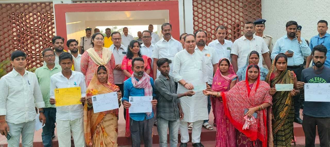 Samastipur News:पीड़ितों को मंत्री ने दिया चेक