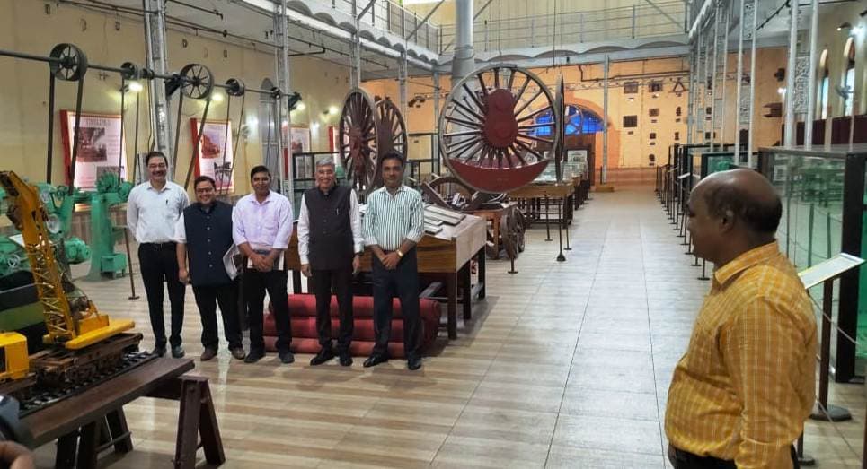 गतिशक्ति विश्वविद्यालय के कुलपति ने रेल कारखाना व इरिमी का किया निरीक्षण