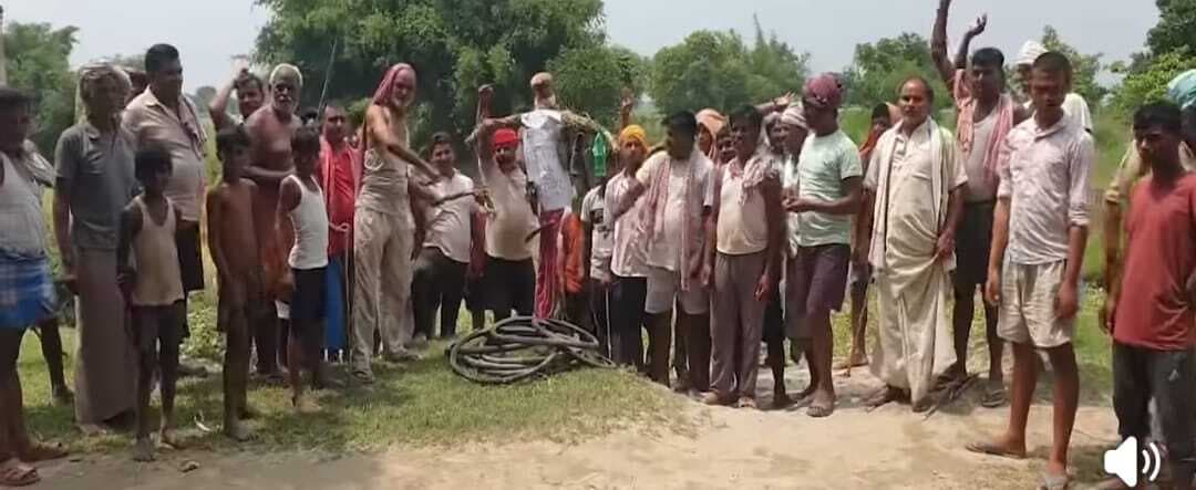 मोहना चांदपुर के ग्रामीणो ने विधायक का पुतला दहन कर आक्रोश जताया