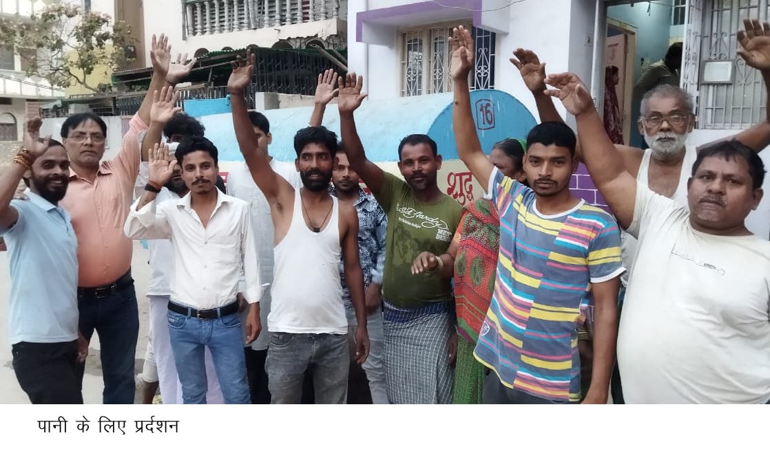 बंद पड़ा है रामपुर बोरिंग पंप, लोगों ने किया प्रदर्शन