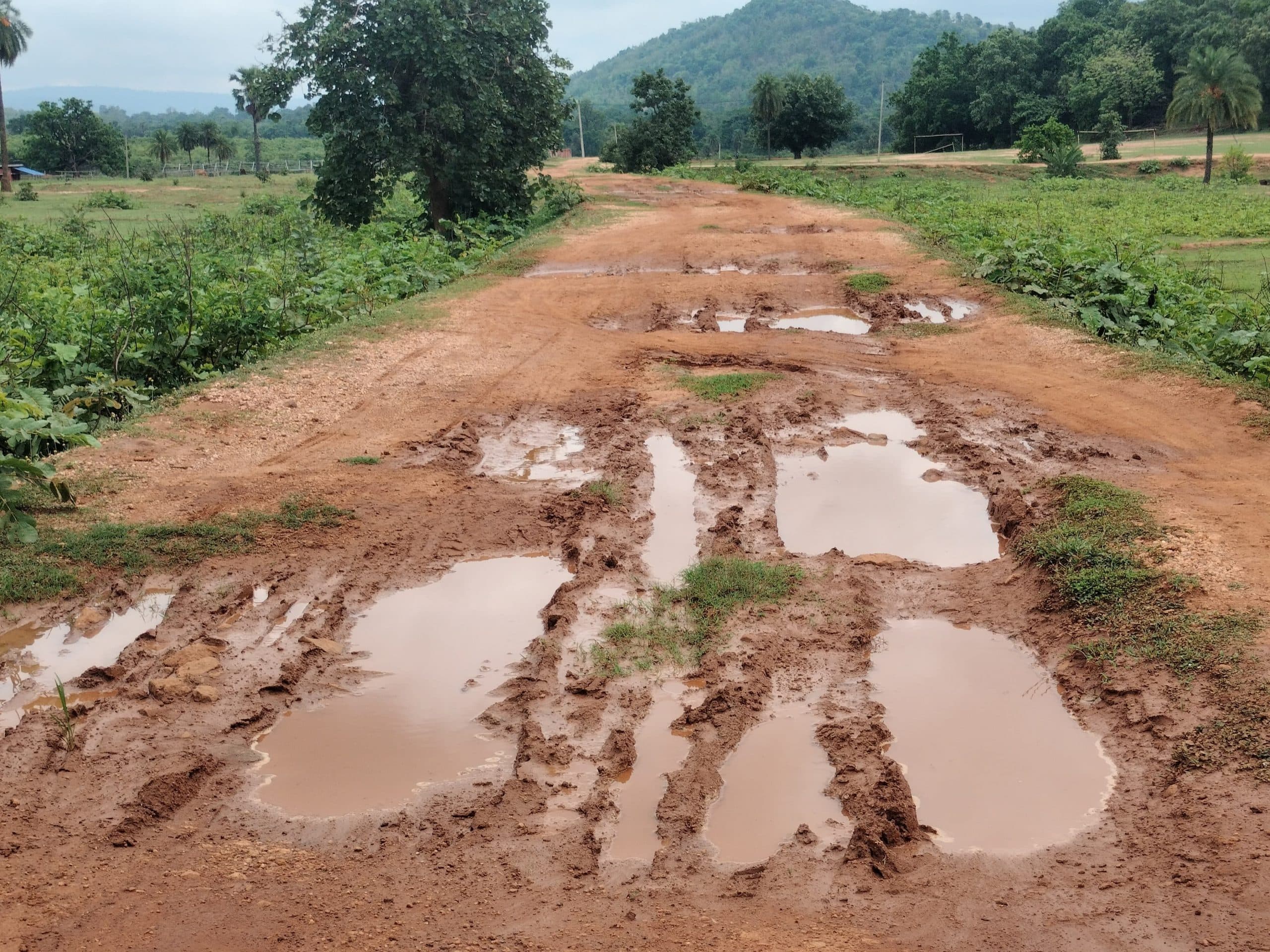 काठीकुंड के ग्रामीण सड़कों की बदहाली, बरसात में और बिगड़ेंगे हालात