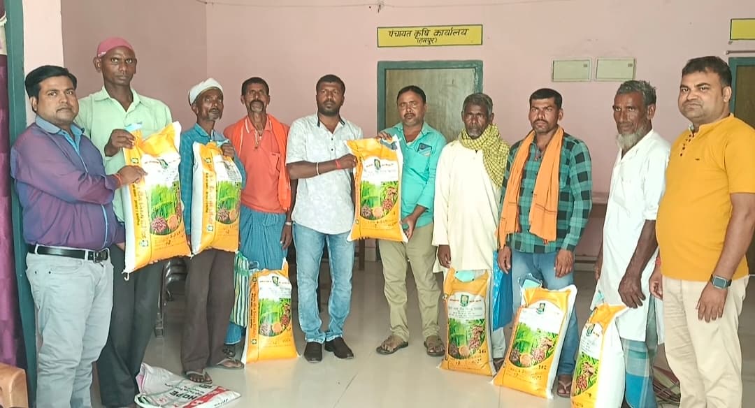 खरीफ योजना के तहत किसानों के बीच धान बीज का वितरण किया गया