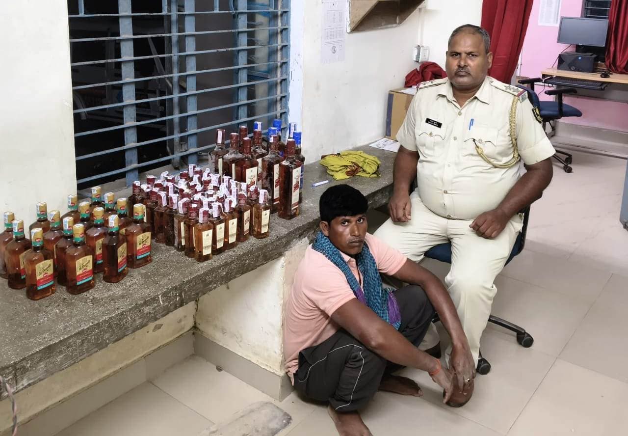 भूसे की ढेर से 67 बोतल विदेशी शराब बरामद, तस्कर गिरफ्तार
