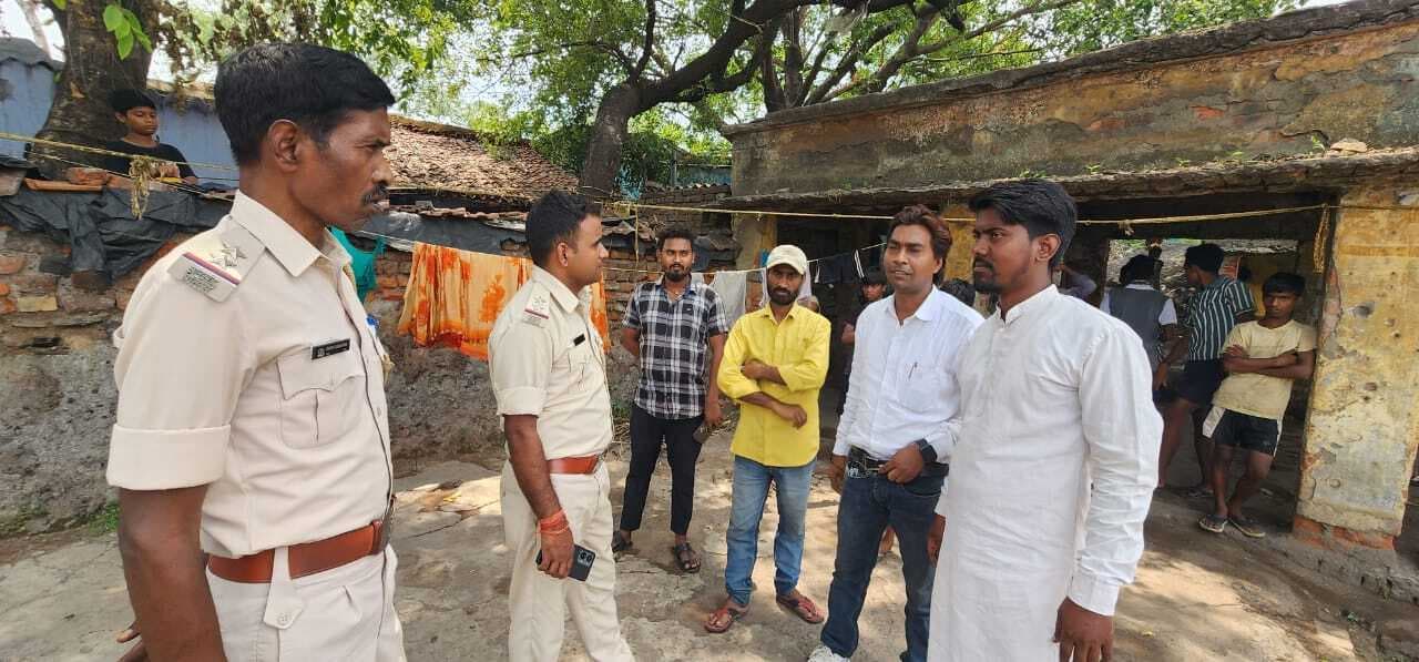 Dhanbad News : बस्ती के बीच से रास्ता बनाने का विरोध, रोका काम