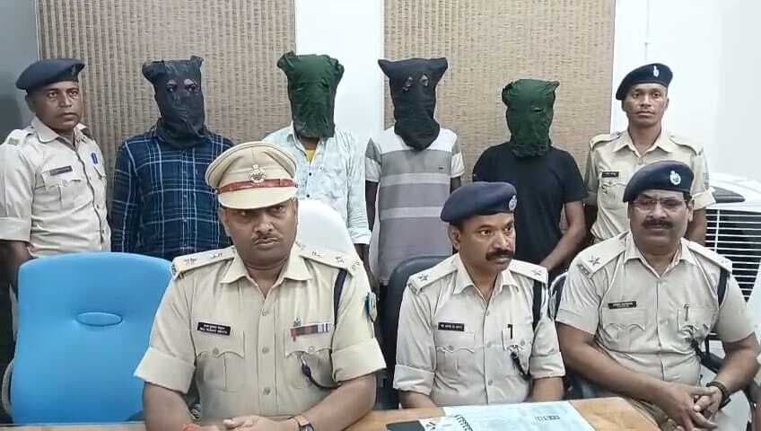 मोहनपुर-बथानटांड़ जंगल के पास साइबर क्राइम करते चार ठग किये गये गिरफ्तार : एसपी