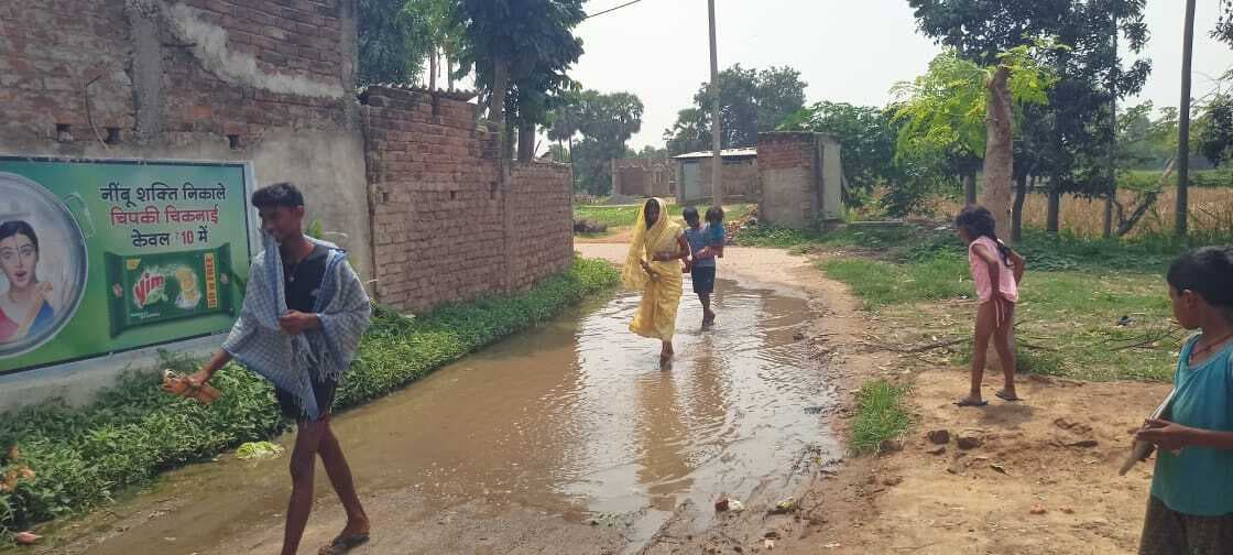 नाला जाम रहने से संग्रामपुर बाजार में फैला गंदा पानी, राहगीर परेशान