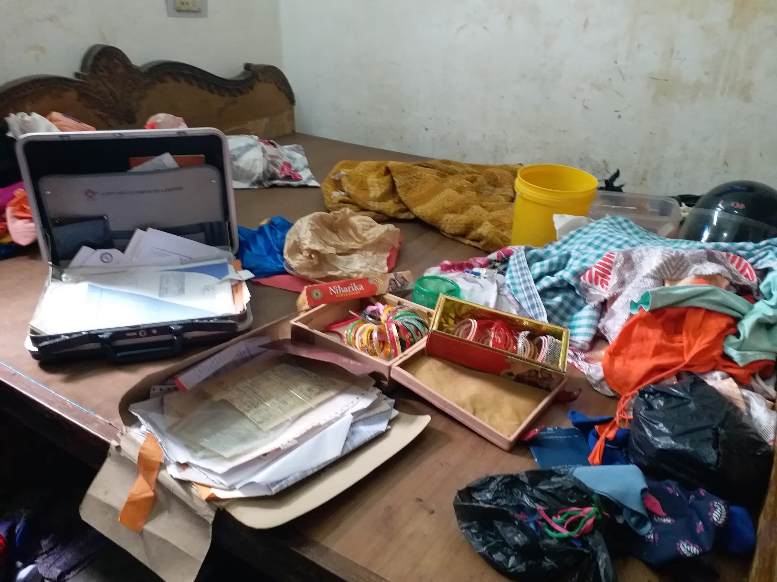 चहारदीवारी फांद घर में घुसे बदमाश, ताला तोड़े ले भागे चार लाख का आभूषण