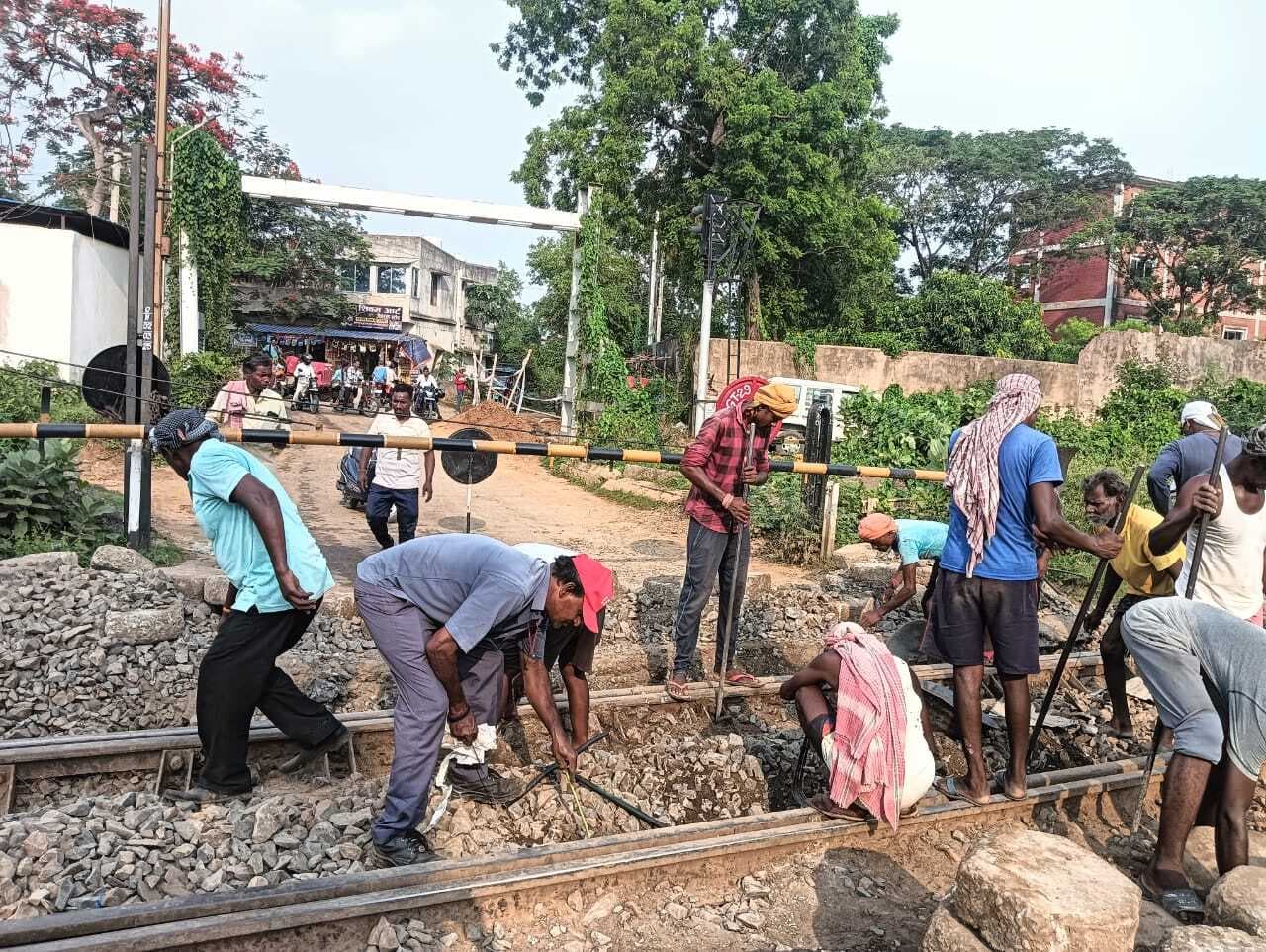 Deoghar news : साढ़े चार घंटे तक रहा ब्लॉक, विलंब से चलीं कई ट्रेनें,  यात्री रहे परेशान