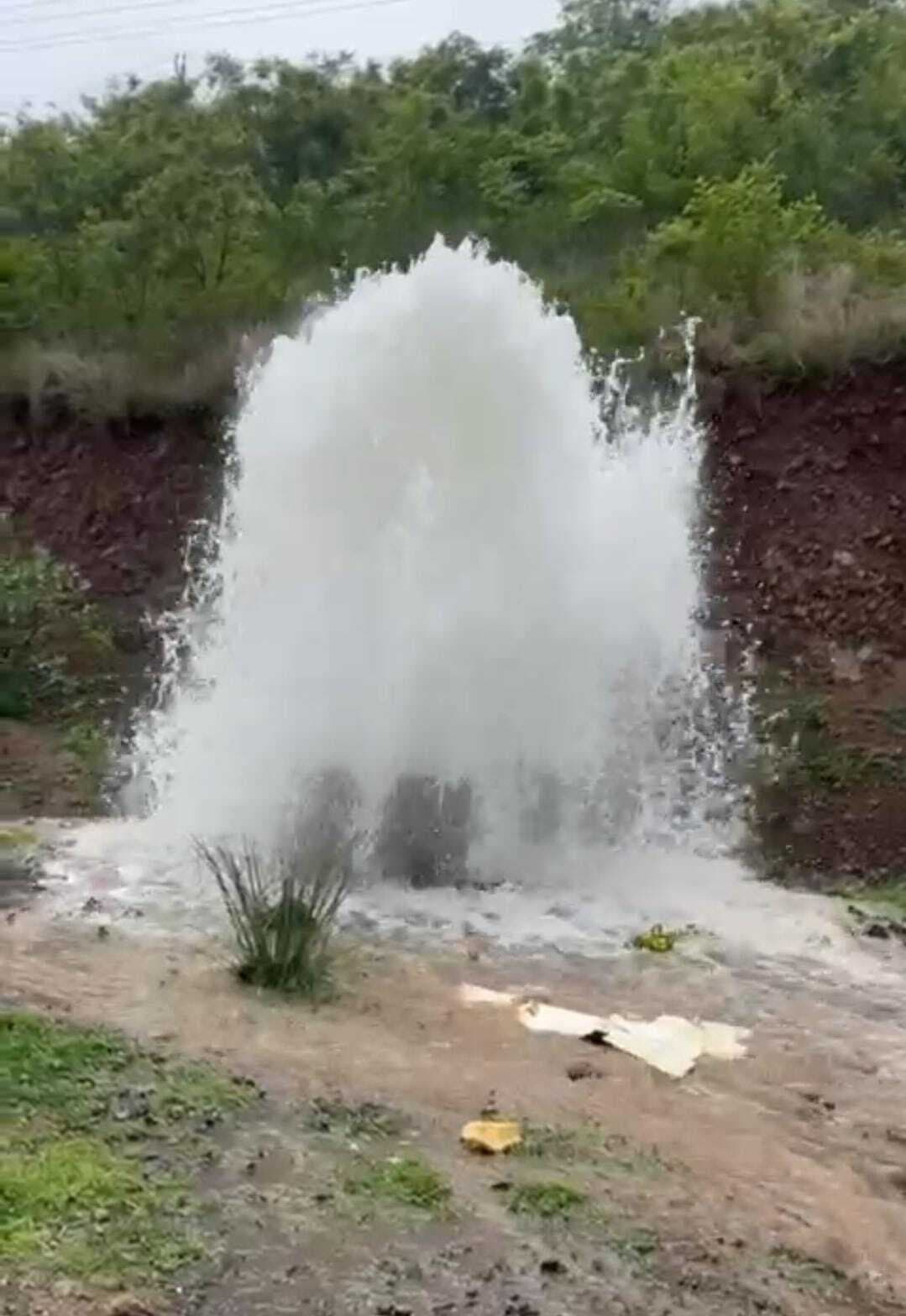 अदाणी कंपनी का वाटर सप्लाई पाइप फटा, अंजुमन नगर में बाढ़ जैसी स्थिति