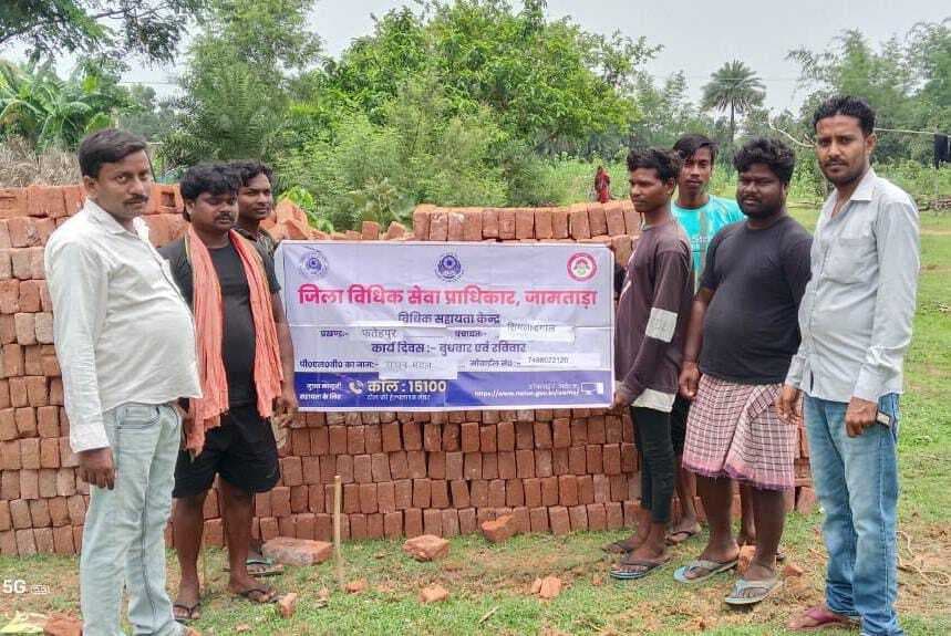 शिविर में लोगों को दी गयी विधिक सहायता की जानकारी