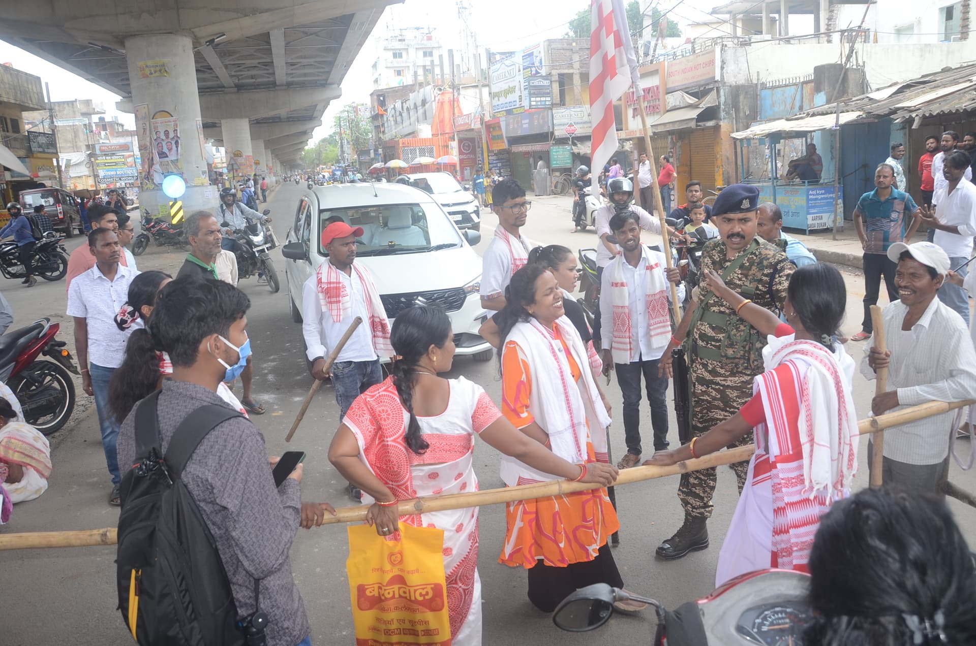 ओके<bha>—</bha>राजधानी की सड़कों पर उतरे बंद समर्थक, किया प्रदर्शन