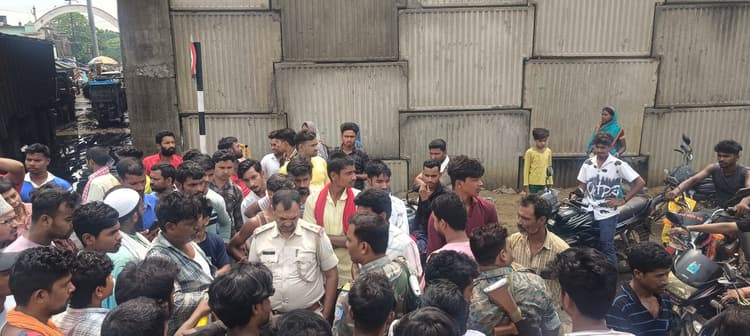 घरों में घुसा पानी, आक्रोशितों ने किया सड़क जाम