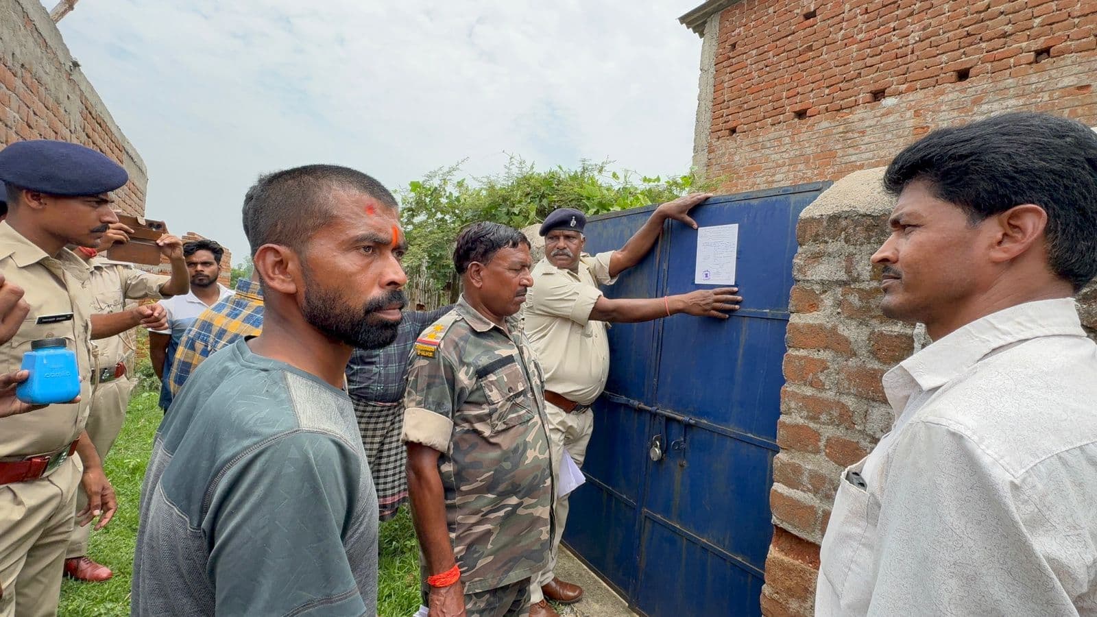 दुष्कर्म के आरोपी शिक्षक के घर पुलिस ने चिपकाया इश्तेहार