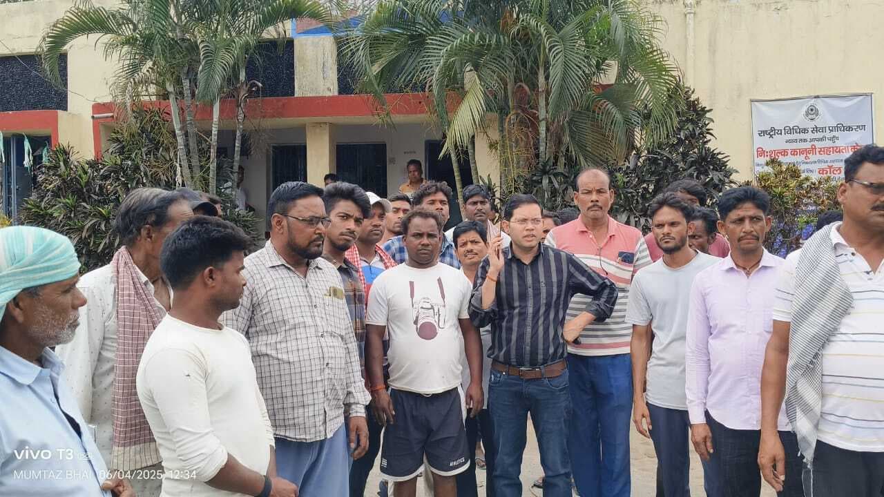 बिजली मिस्त्री के साथ मारपीट को लेकर कर्मियों में आक्रोश