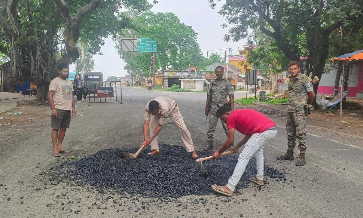 कुंडहित पुलिस ने की बरमसिया रोड की मरम्मत