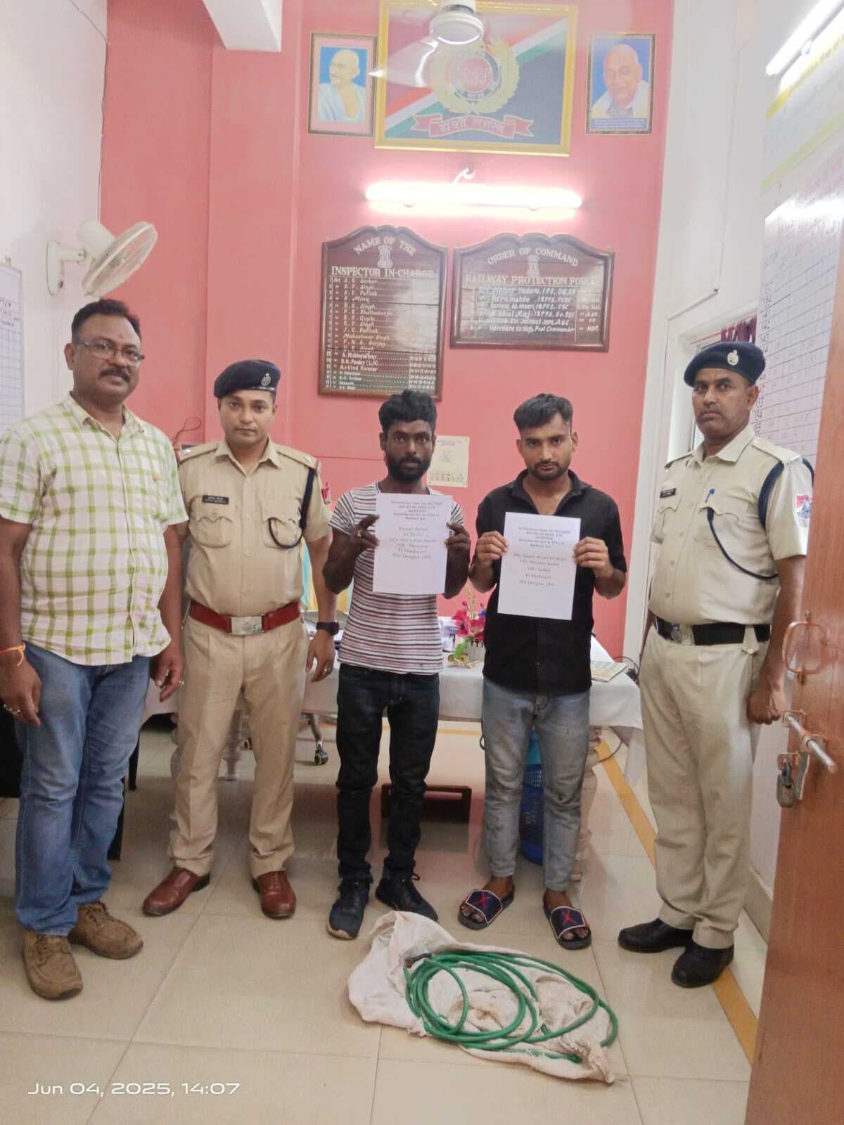 सिग्नल केबल तार चोरी करते दो पकड़ाये