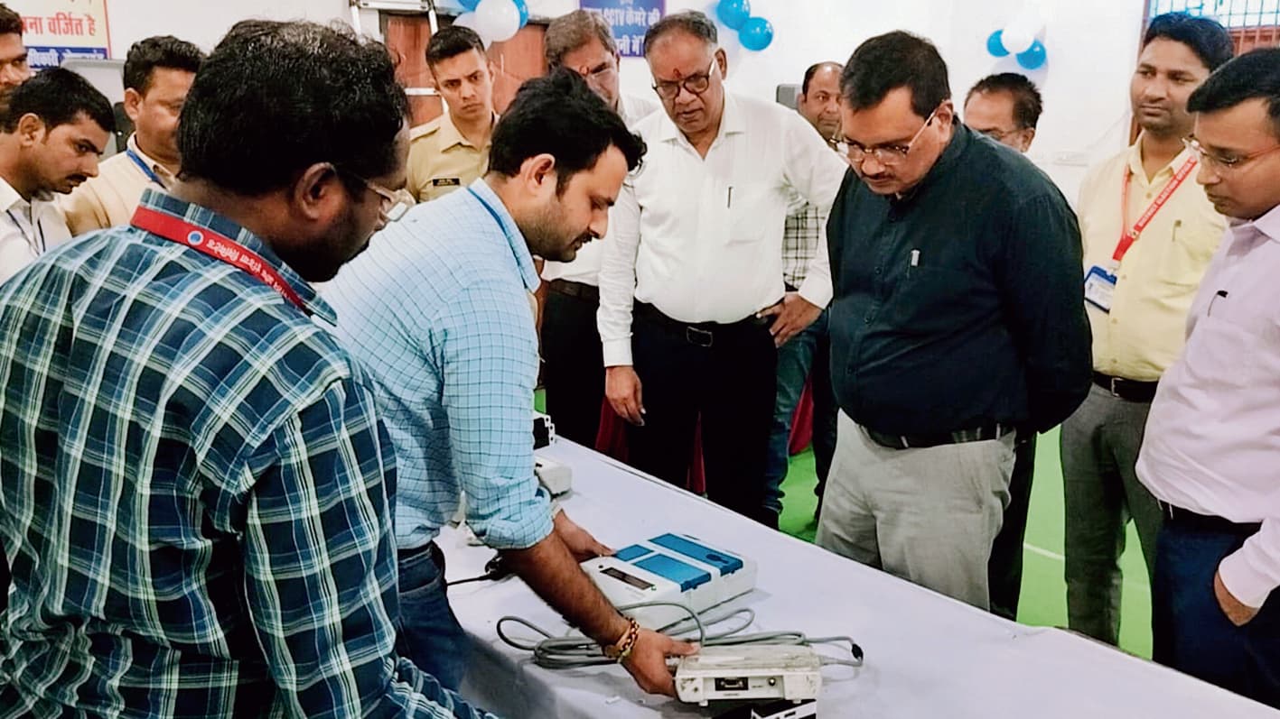 Gopalganj News  : चुनाव आयोग के प्रेक्षक गोपालगंज पहुंचे, वेयर हाउस में इवीएम और वीवीपैट एफएलसी कार्यों को परखा