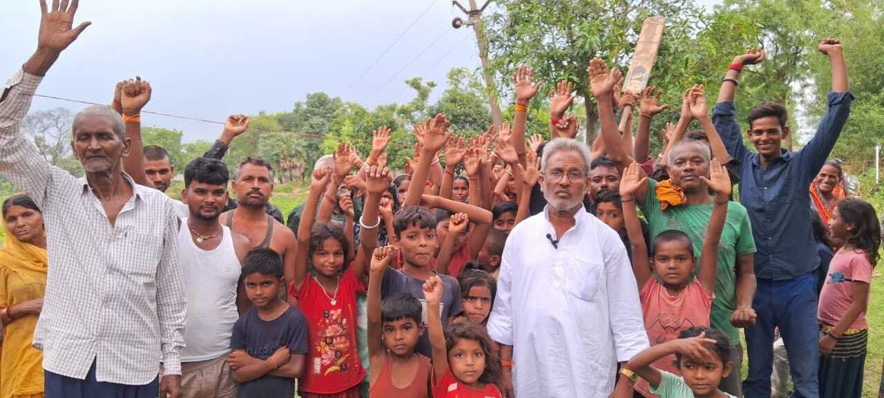 करेंट लगने से झुलसी बच्ची, ग्रामीणों ने किया प्रदर्शन