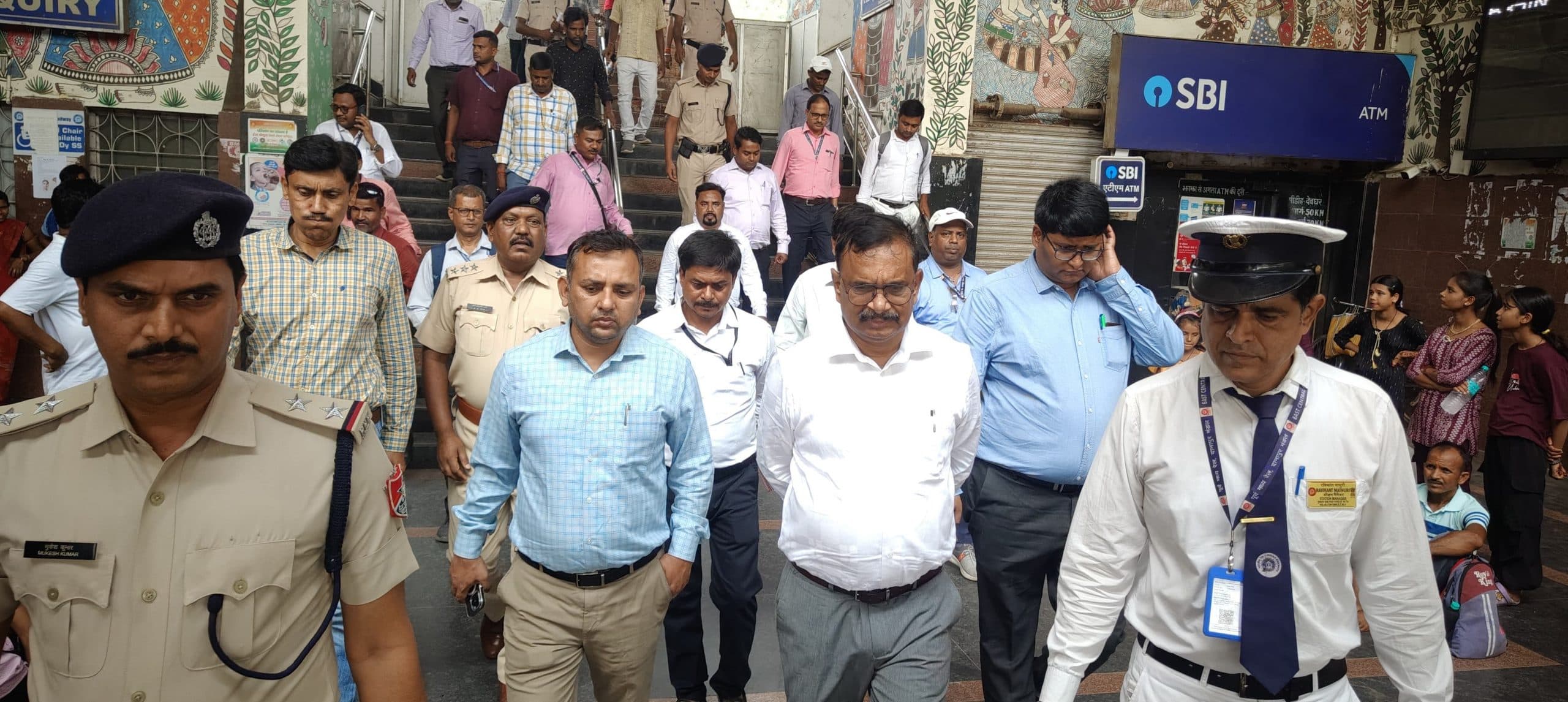 डीआरएम ने झाझा रेलवे स्टेशन का किया निरीक्षण