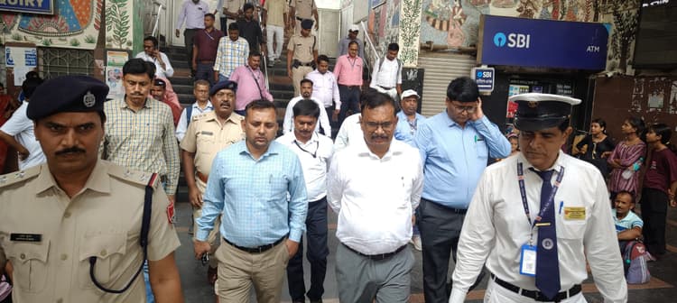 डीआरएम ने झाझा रेलवे स्टेशन का किया निरीक्षण