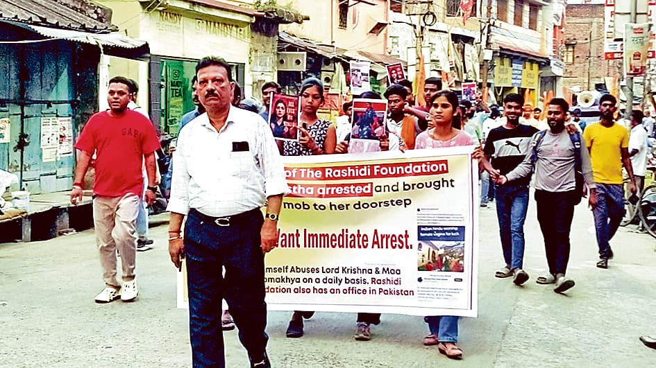 विश्व हिंदू परिषद का विरोध प्रदर्शन, कोलकाता पुलिस की कार्रवाई को बताया एकतरफा