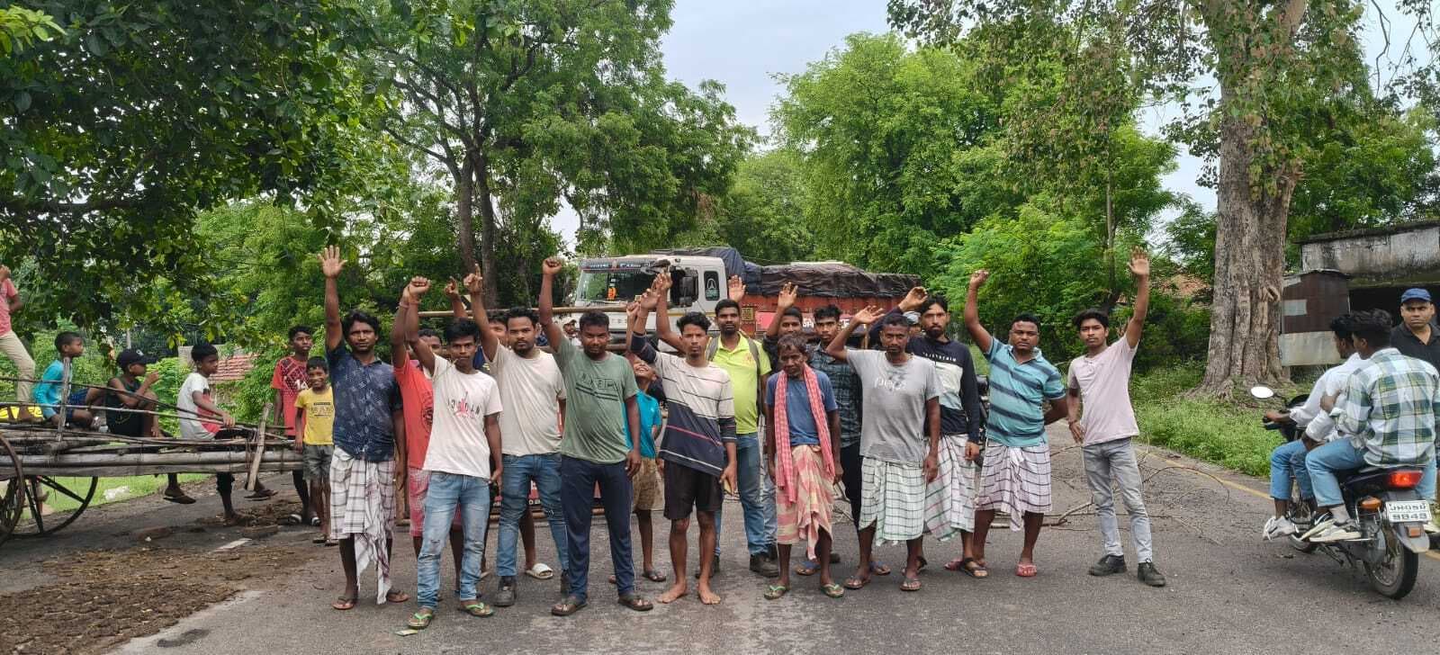 Seraikela Kharsawan News : आदिवासी संगठनों के बंद से एनएच पर आवागमन 5.30 घंटे ठप रहा