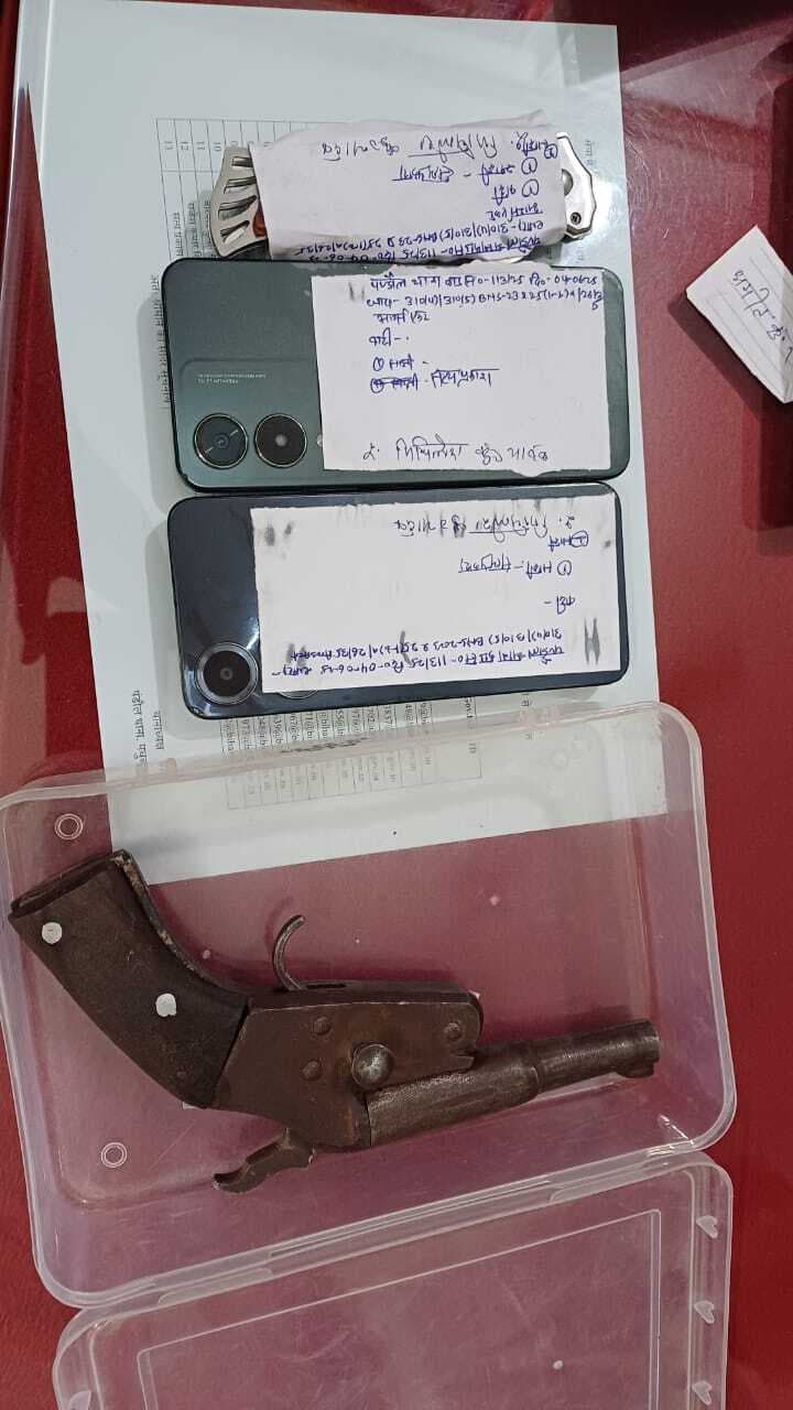 Madhubani News : कट्टा व दो मोबाइल के साथ तीन अपराधी गिरफ्तार