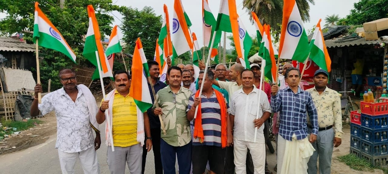 Madhubani News : सेना के सम्मान में तिरंगा यात्रा का हुआ आयोजन