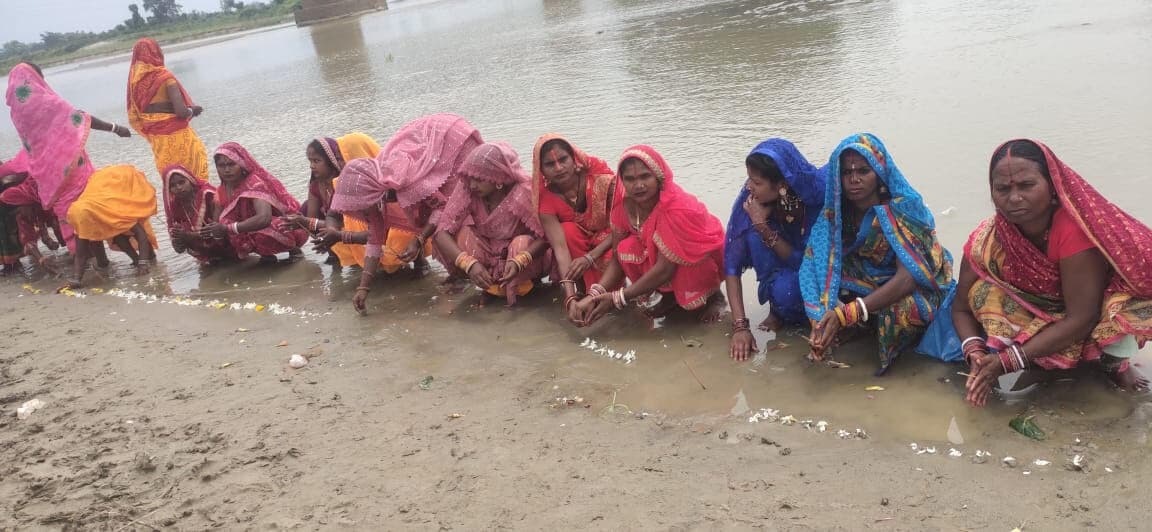 Madhubani News : मां दुर्गा की प्रतिमा स्थापित के लिए निकाली कलशयात्रा