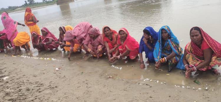 Madhubani News : मां दुर्गा की प्रतिमा स्थापित के लिए निकाली कलशयात्रा
