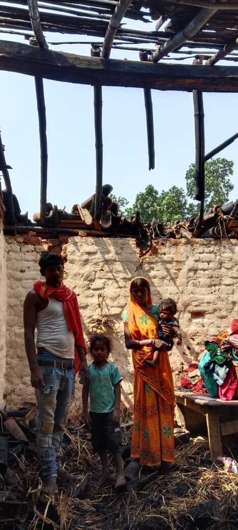 घर में लगी आग से बेघर हुआ कुंभकरण मांझी का पूरा परिवार