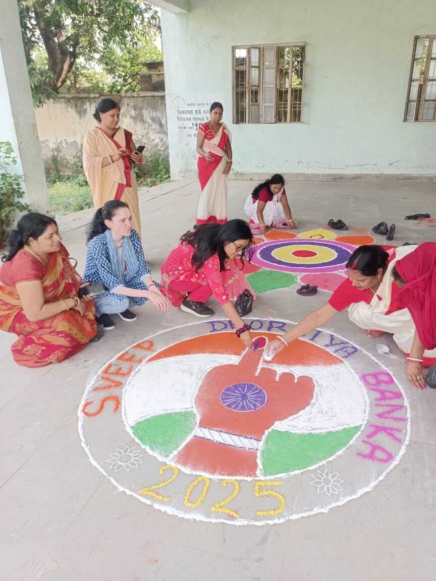 रंगोली बनाकर मतदाताओं को किया गया जागरूक