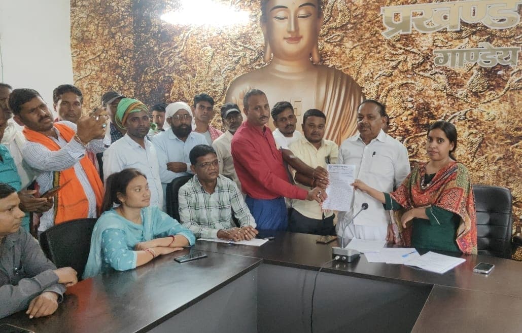 Giridih News :गांडेय में कृषक मित्रों की अनिश्चितकालीन हड़ताल शुरू